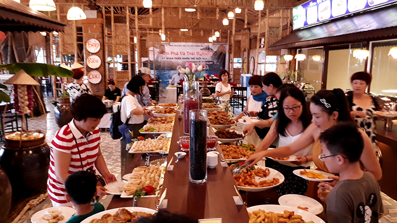 Du khách Hàn Quốc lựa chọn món ăn.