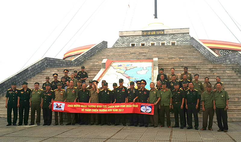 Đoàn Cựu chiến binh Binh đoàn Than thăm, chụp ảnh lưu niệm tại Cột mốc giới tuyến - vỹ tuyến 17 (Quảng Trị)