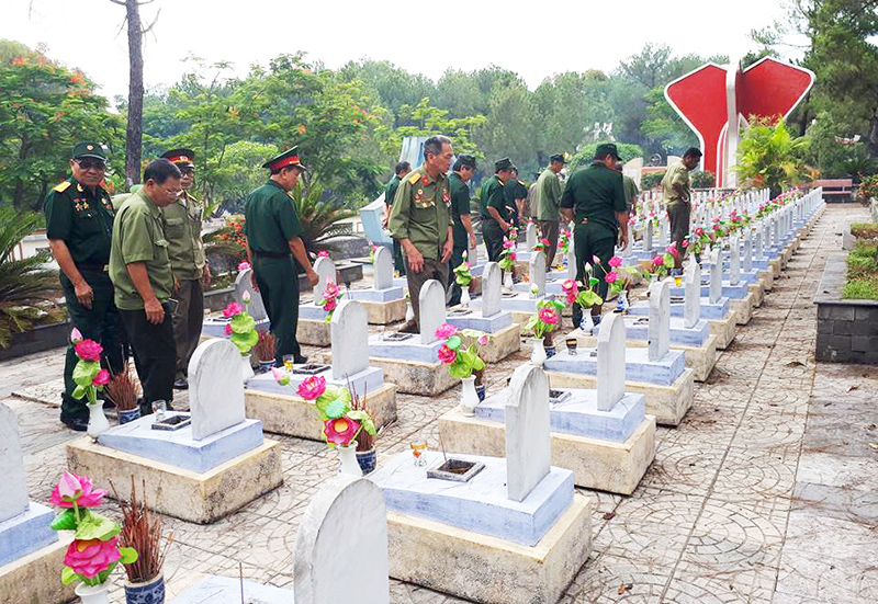 Thăm lại đồng đội người Quảng Ninh ở Nghĩa trang liệt sĩ Trường Sơn.