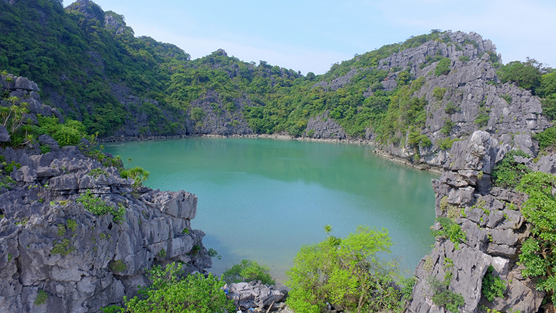 Áng Cái Xuôi là một hồ nước nhỏ giữa trập trùng núi đá vôi trong lòng Vịnh Bái Tử Long.