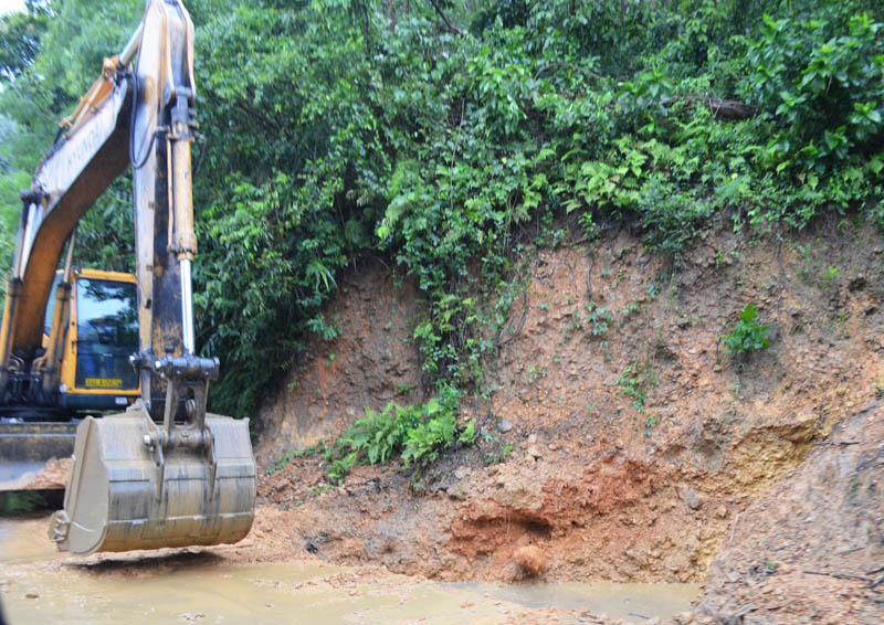TP Uông Bí giao các đơn vị ngành than trên địa bàn chịu trách nhiệm xử lý các điểm sạt lở đất đá trên tuyến đường chuyên dụng 