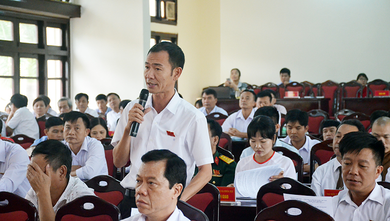 Đại biểu HĐND TX Quảng Yên chất vấn tại kỳ họp thứ 4, HĐND thị xã khoá XIX.