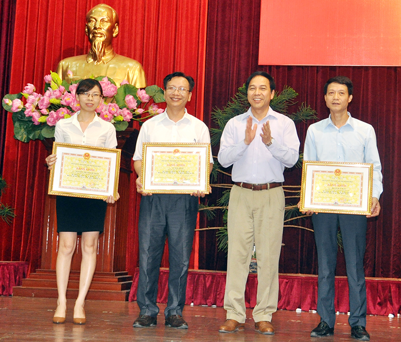 Đồng chí Đặng Huy Hậu, Phó Chủ tịch Thường trực UBND tỉnh, trao Bằng khen của UBND tỉnh cho các cá nhân có nhiều thành tích trong công tác chỉ đạo, điều hành, thực hiện CCHC năm 2016.