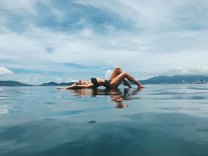 Tại Việt Nam, đã có nhiều khu nghỉ dưỡng và khách sạn có thiết kế bể bơi vô cực cho du khách trải nghiệm như Sol Bungalow (Mai Châu, Hòa Bình), Belvedere Resort (Tam Đảo), Lasenta Boutique (Hội An), Amiana Resort (Nha Trang), Rock Water Bay (Phan Thiết)... Ảnh: @gayana_stepanyan.