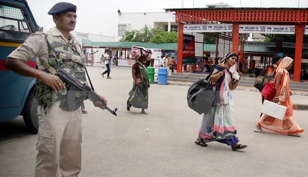 Binh sỹ Ấn Độ tăng cường kiểm tra an ninh tại Jammu, thủ phủ mùa Đông, bang Kashmir ngày 11/7. (Nguồn: EPA/TTXVN)