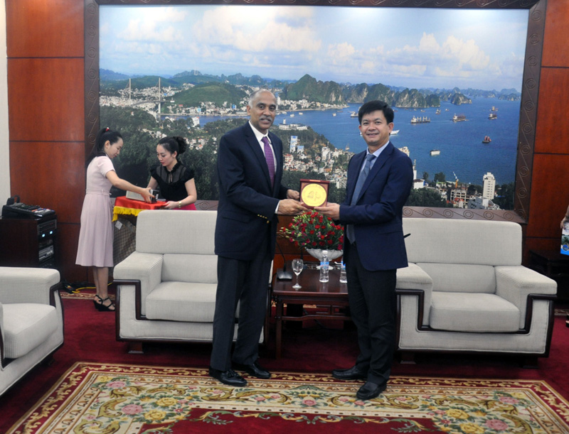 Đồng chí Lê Quang Tùng, Uỷ viên Dự khuyết T. Ư Đảng, Phó Chủ tịch UBND tỉnh tặng quà lưu niệm cho Đại sứ Ấn Độ tại Việt Nam 