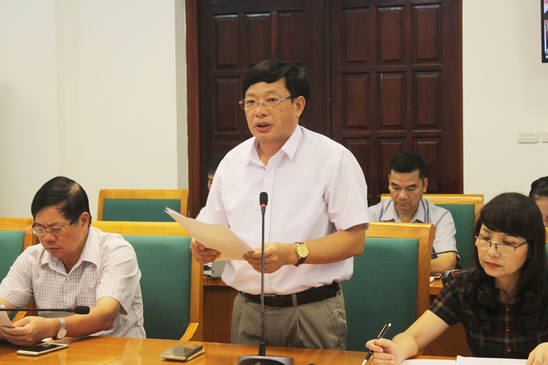 Phó Giám đốc Sở Tài chính Phạm Văn Tiêu báo cáo tình hình thu - chi ngân sách của tỉnh 6 tháng đầu năm.