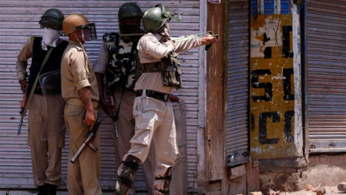 Bất chấp thỏa thuận ngừng bắn năm 2003, đụng độ giữa binh sĩ Ấn Độ và Pakistan ở khu vực Đường Ranh giới kiểm soát (LoC) vẫn tiếp diễn. Ảnh: Reuters.