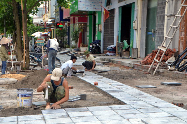 Vỉa hè ở khu phố 3, phường Trần Phú, TP Móng Cái được xây dựng khang trang, sạch, đẹp.