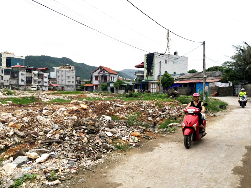 Bãi đất đá lởm chởm tại khu Nam Thạch A, phường Cẩm Thạch.