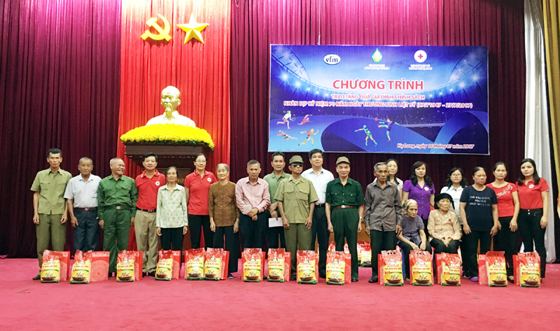Hội CTĐ TP Hạ Long phối hợp với Công ty TNHH Dầu thực vật Cái Lân, Công ty Xay lúa mì WFM Wilmar trao quà cho 40 gia đình chính sách.