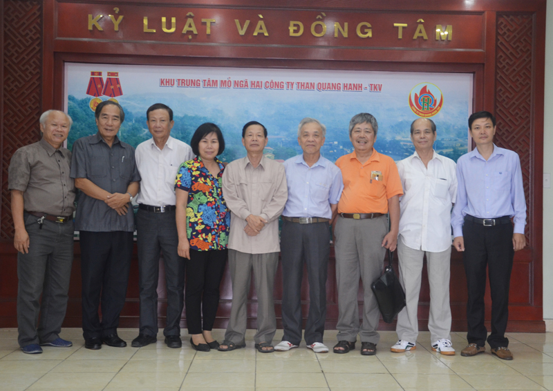 Các nhà văn chụp ảnh lưu niệm trước khi đi thực tế tại Công ty Than Quang Hanh.