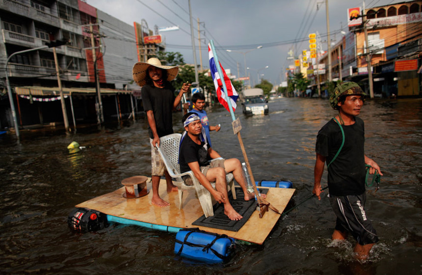 Cuối tháng 5, mưa lớn kéo dài khiến thủ đô Bangkok và một số khu vực lân cận chìm sâu trong nước. Ảnh: Taninkam.