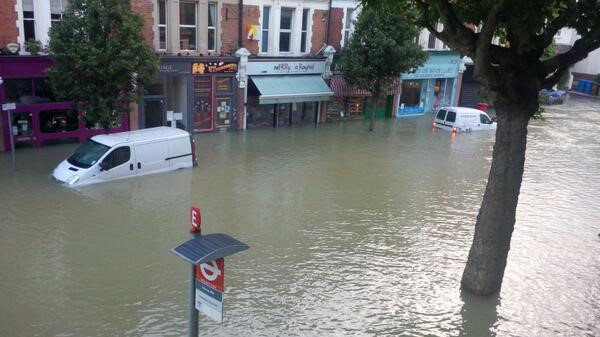London, Anh: Khí hậu nhiều mưa kết hợp với vị trí cạnh sông Thames khiến London phải đối mặt với các trận lụt xảy ra thường xuyên. Ảnh: Time Out London.