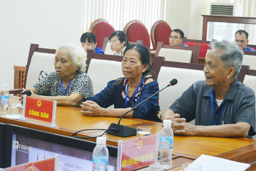 Ông Nguyễn Hải Châu, tổ 12, khu 4, phường Giếng Đáy, TP Hạ Long đại diện các hộ dân trình bày nội dung kiến nghị với Ban tiếp dân.