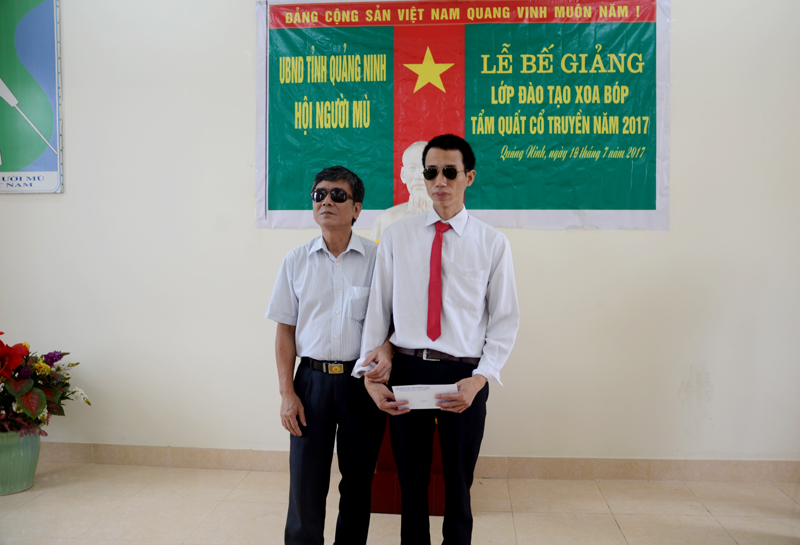 Học viên Phạm Văn Thoản nhận phần thưởng vì có thành tích xuất sắc trong học tập.