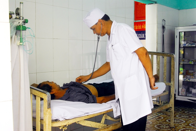 Thượng tá, bác sĩ Nguyễn Hữu Lương, Bệnh xá trưởng Trung tâm Y tế quân - dân y (Bộ CHQS tỉnh), đang thăm, khám cho bệnh nhân.