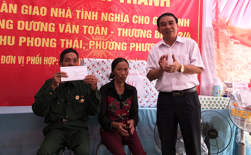 Đại diện Ủy ban MTTQ Uông Bí tặng quà mừng cho thương binh Dương Văn Toàn