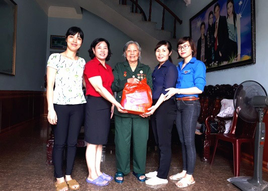 CBGV Trường Mầm non Sao Mai tặng quà bà Lê Thị Ngà, thuộc gia đình chính sách ở khu Công Nông, phường Mạo Khê (TX Đông Triều).