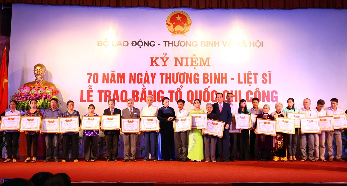 Chủ tịch Quốc hội Nguyễn Thị Kim Ngân và Bộ trưởng Bộ LĐ-TB&XH Đào Ngọc Dung trao bằng Tổ quốc ghi công tới đại diện gia đình liệt sĩ (Ảnh: KT)