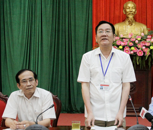 Phó Chủ tịch UBND quận Thanh Xuân Đặng Hồng Thái thông tin đến các phóng viên. (Ảnh:TA)
