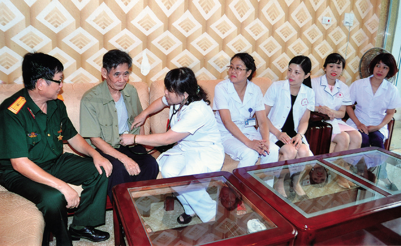Nhóm thầy thuốc khám bệnh cho thương binh 3/4 Bùi Văn Thuyết.