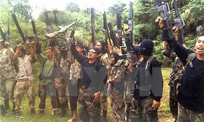 Các thành viên nhóm phiến quân Hồi giáo Abu Sayyaf. (Nguồn: AP/TTXVN)