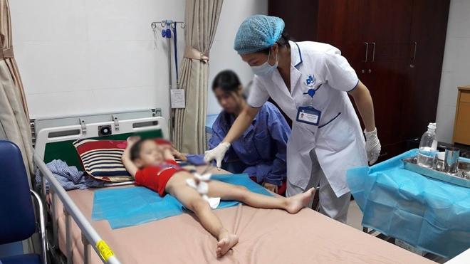 Một bé bị sùi mào gà đang được điều trị tại BV Da liễu Trung ương
