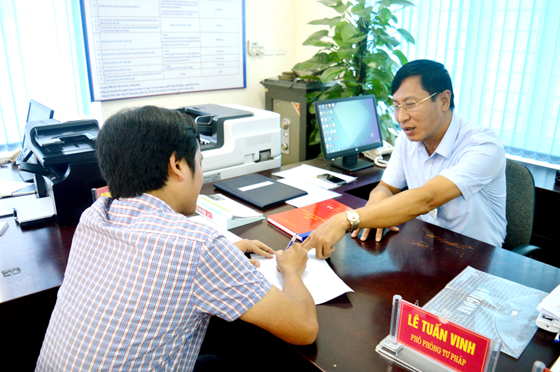 Người dân làm thủ tục đăng ký hộ tịch tại Trung tâm Hành chính công TP Uông Bí.