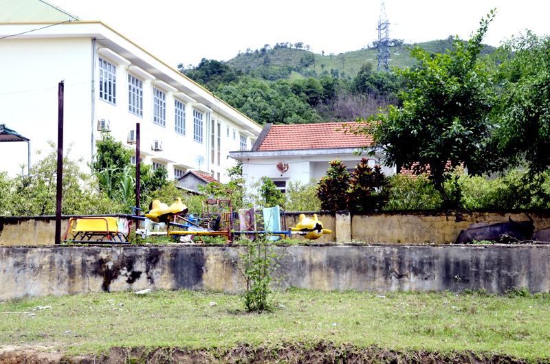 Sân vui chơi cho trẻ em ở xã Hạ Long, huyện Vân Đồn bị bỏ hoang.