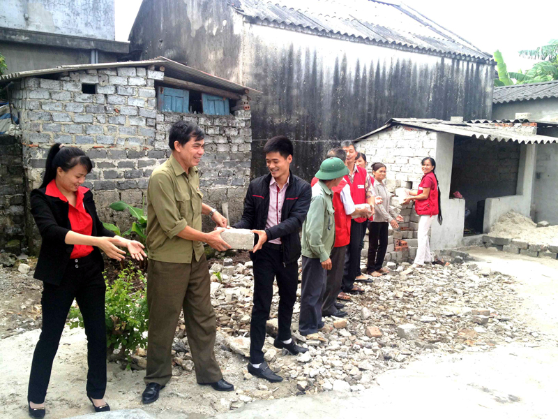 Hội CCB phối hợp với Hội Chữ thập đỏ TP Uông Bí giúp đỡ gia đình bà Bùi Thị Mạ, khu Liêm Phương, phường Phương Đông (TP Uông Bí) xây dựng nhà. Ảnh do Hội CCB TP Uông Bí cung cấp