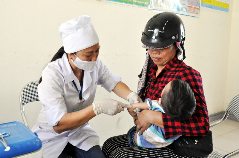 Tiêm phòng viêm não Nhật Bản cho trẻ em tại Trạm Y tế phường Minh Thành, TX Quảng Yên.