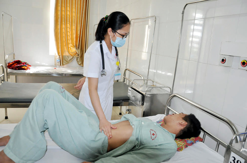 Bác sĩ Khoa Bệnh nhiệt đới, Bệnh viện Đa khoa tỉnh khám cho bệnh nhân mắc sốt xuất huyết.