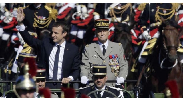 Tổng thống Emmanuel Macron và Tướng Pierre de Villiers duyệt binh trong ngày Quốc khánh Pháp 14-7. Ảnh: AP