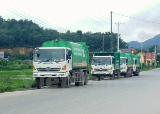 Một số xe chở rác nằm chờ vào bãi rác Nam Sơn. (Ảnh: H.V/Vietnam+)