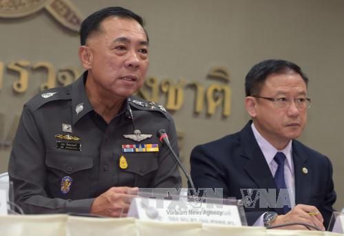 Tư lệnh cảnh sát Thái Lan Aek Angsananont (trái) trả lời phỏng vấn trong cuộc họp báo về chiến dịch chống nạn buôn người tại trụ sở cơ quan cảnh sát Bangkok ngày 2/6/2015. Ảnh: AFP/TTXVN