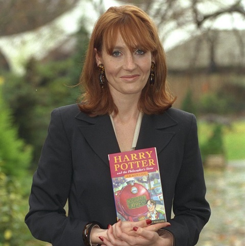 Tác giả JK Rowling cầm trên tay cuốn Harry Potter đầu tiên xuất bản cách đây 20 năm
