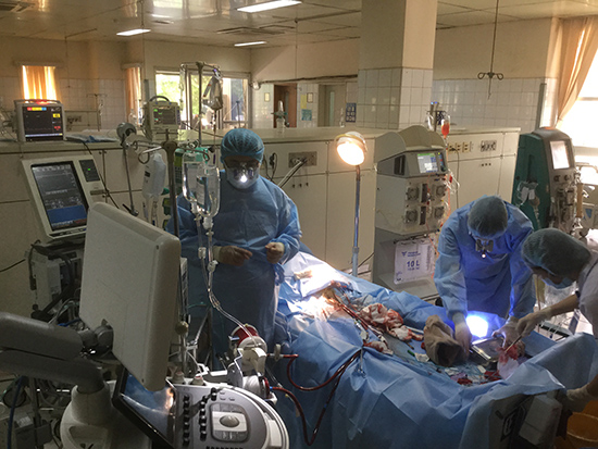 Bệnh nhân bị tai biến trong vụ chạy thận được hồi sức tích cực tại bệnh viện Bạch Mai. Ảnh: Vũ Hà/TTXVN