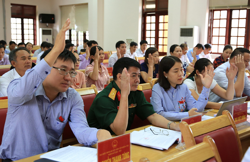 Đại biểu HĐND huyện Tiên Yên biểu quyết thông qua các Nghị quyết tại kỳ họp.