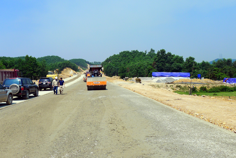 Thi công cao tốc Hạ Long - Vân Đồn đoạn qua huyện Hoành Bồ.