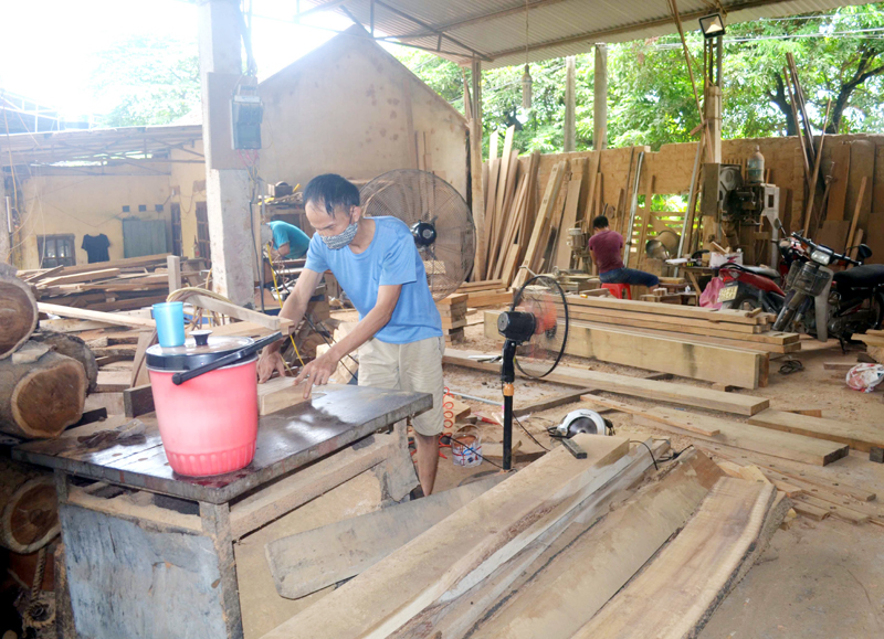 Xưởng gia công chế biến gỗ của anh Đinh Tuấn Vinh (khu Thuận Thành, phường Đông Mai) là mô hình thanh niên lập nghiệp tiêu biểu có sự hỗ trợ của Thị Đoàn Quảng Yên.