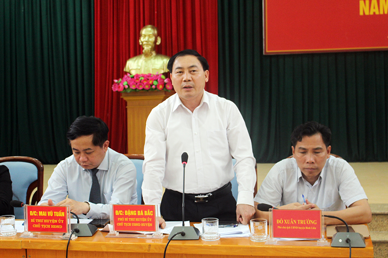 Lãnh đạo huyện Bình Liêu giải đáp những ý kiến, thắc mắc của nhân dân và doanh nghiệp ngay tại cuộc gặp gỡ, đối thoại.