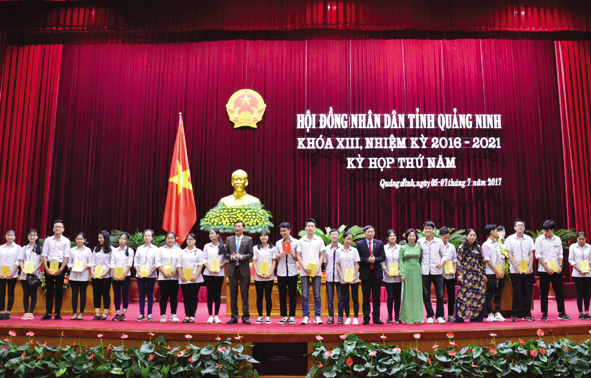 Lãnh đạo tỉnh trao giấy chứng nhận tham dự kỳ họp thứ 5, HĐND tỉnh khoá XIII cho 50 học sinh, sinh viên tiêu biểu của tỉnh. Ảnh: Nguyễn Thanh