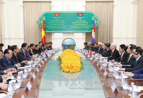 Tổng Bí thư Nguyễn Phú Trọng hội kiến với Thủ tướng Chính phủ Hoàng gia Campuchia Samdech Hun Sen. Ảnh: Trí Dũng/TTXVN
