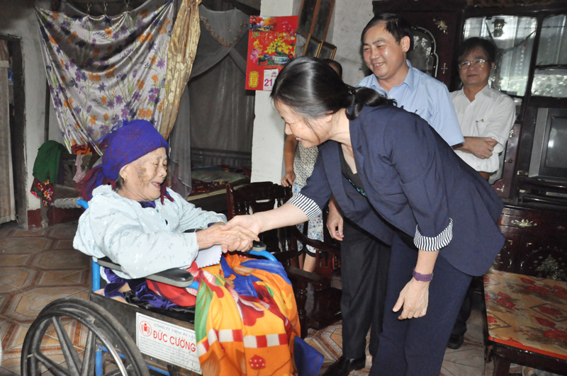 Đồng chí Đỗ Thị Hoàng, Phó Bí thư Thường trực Tỉnh ủy thăm, tặng quà gia đình ông Trần Thanh Hùng, khu Bình Công 2, Thị trấn Bình Liêu 