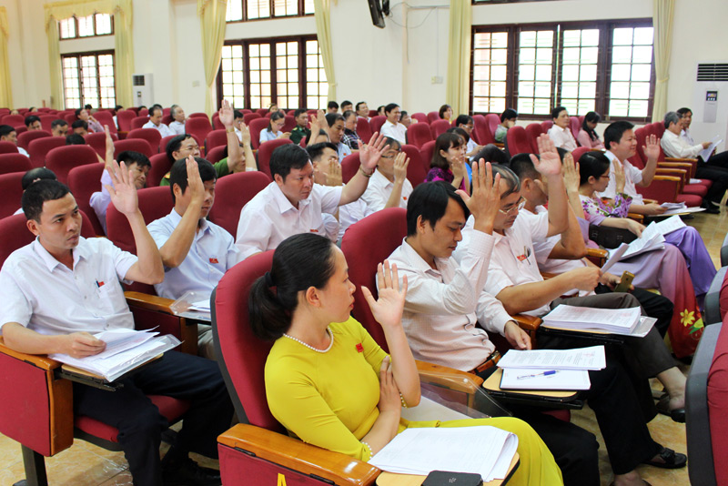 Các đại biểu HĐND huyện Đầm Hà biểu quyết thông qua các nghị quyết tại kỳ họp.