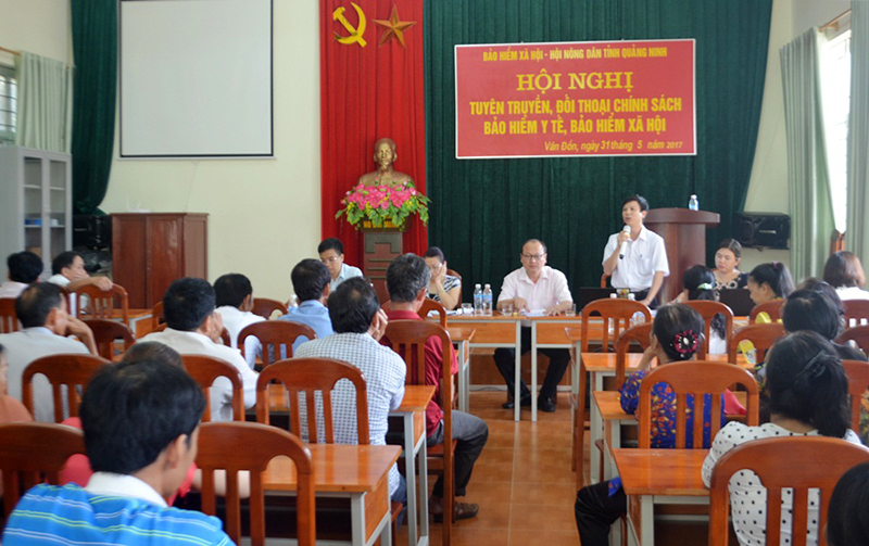 Lãnh đạo BHXH và Hội Nông dân tỉnh tuyên truyền chính sách BHXH, BHYT cho đối tượng lao động nông thôn trên địa bàn huyện Vân Đồn.