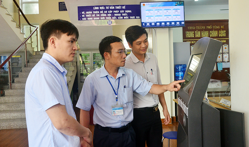 Các bộ Trung tâm Hành chính công TP Uông Bí hướng dẫn công dân quy trình đăng ký giải quyết TTHC.