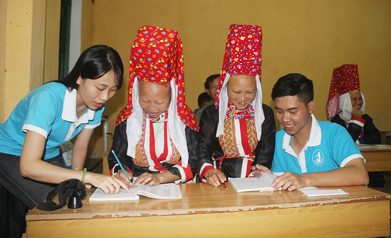 Tham gia dạy xoá mù chữ cho người dân tại thôn Khe Tiền, xã Đồng Văn vào buổi tối.