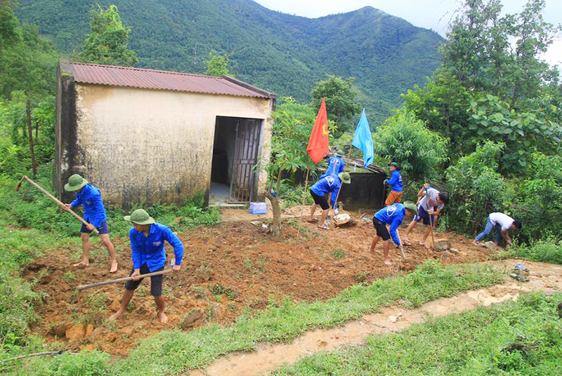 Sinh viên tham gia san gạt mặt bằng để làm sân bê tông cho điểm Trường Tiểu học Sông Moóc A thuộc Trường Tiểu học xã Đồng Văn.